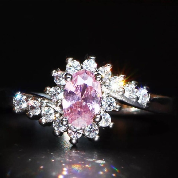Jewelry - 🆕 Beautiful pink ring!!